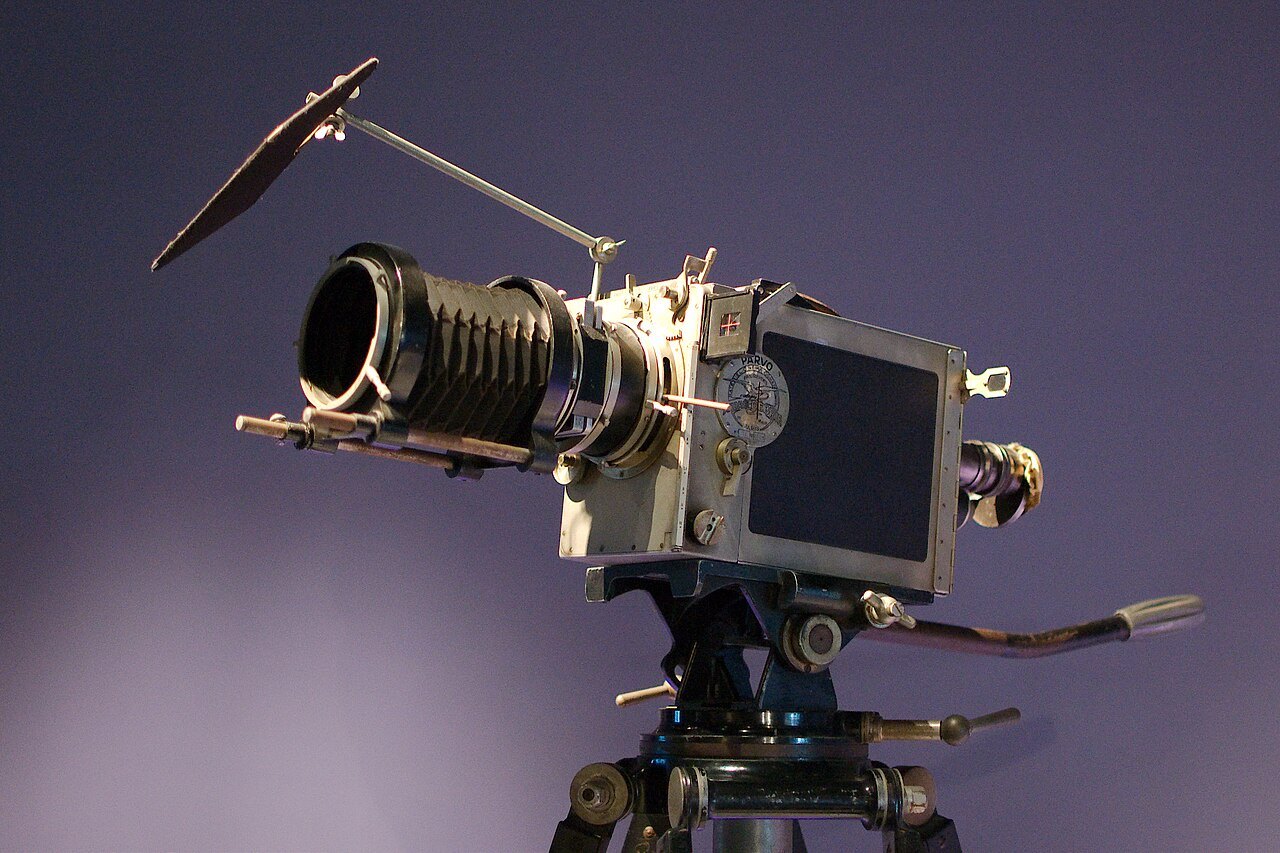 Debrie-Parvo-Filmkamera aus der frühen Kinotechnik.