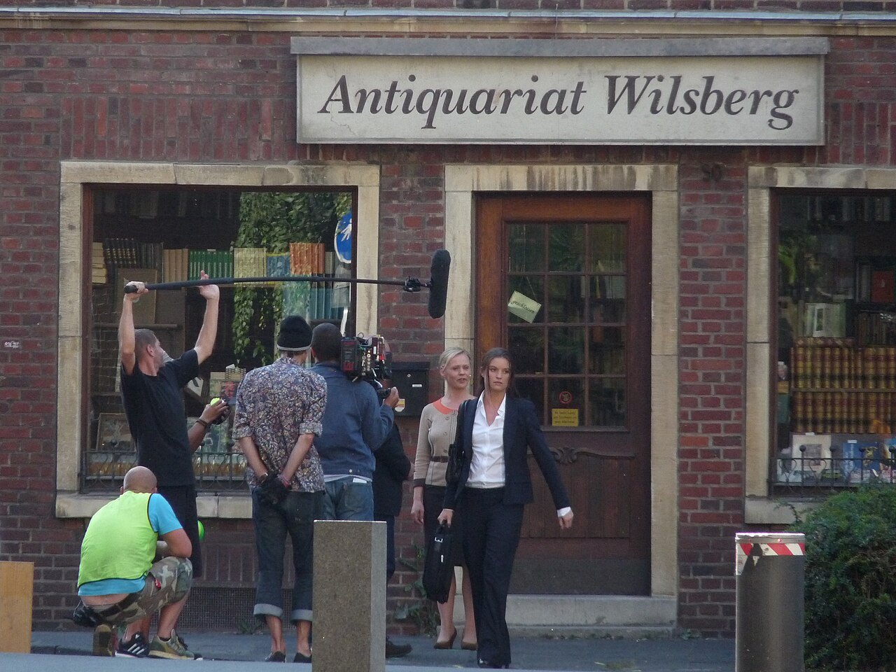 Filmteam mit Tonangel während einer Außenaufnahme.