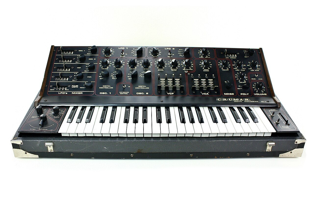 Synthesizer mit Tastatur und Bedienelementen zur Klangformung.