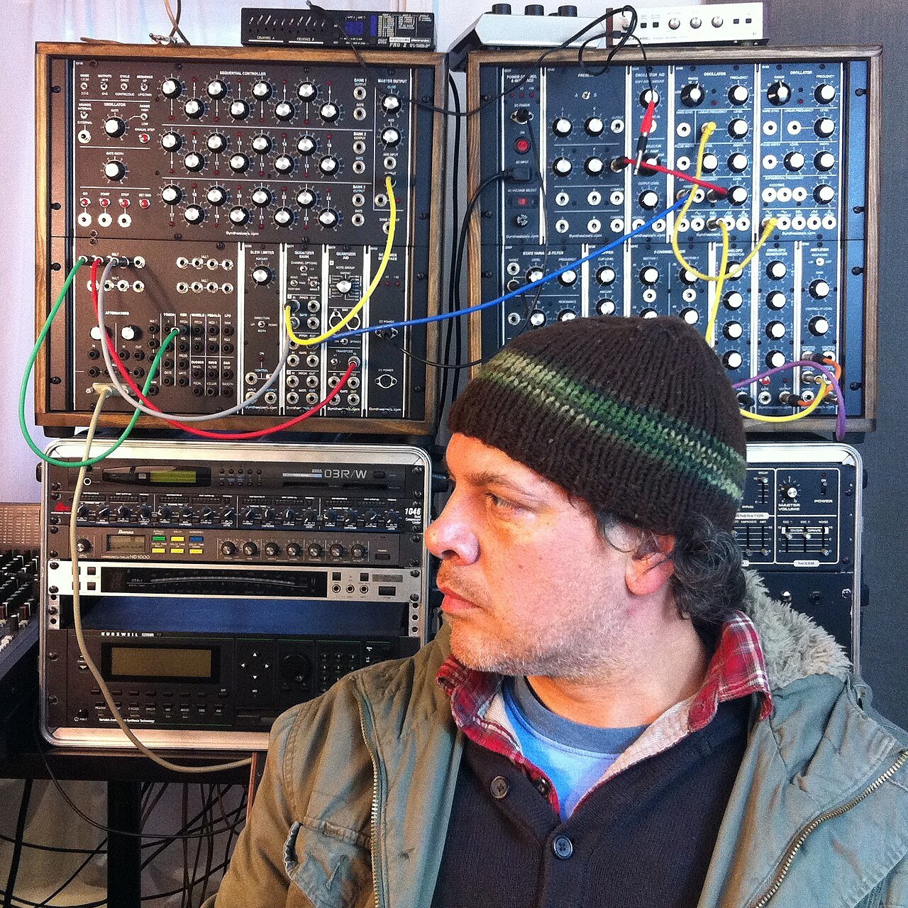 Musiker vor einem modularen Synthesizer im Studio.