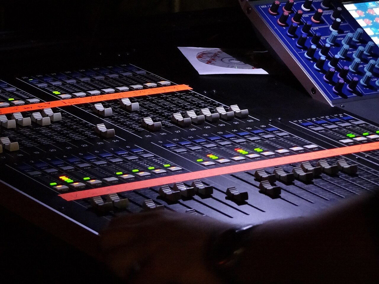 Digitales Mischpult für Live-Ton.