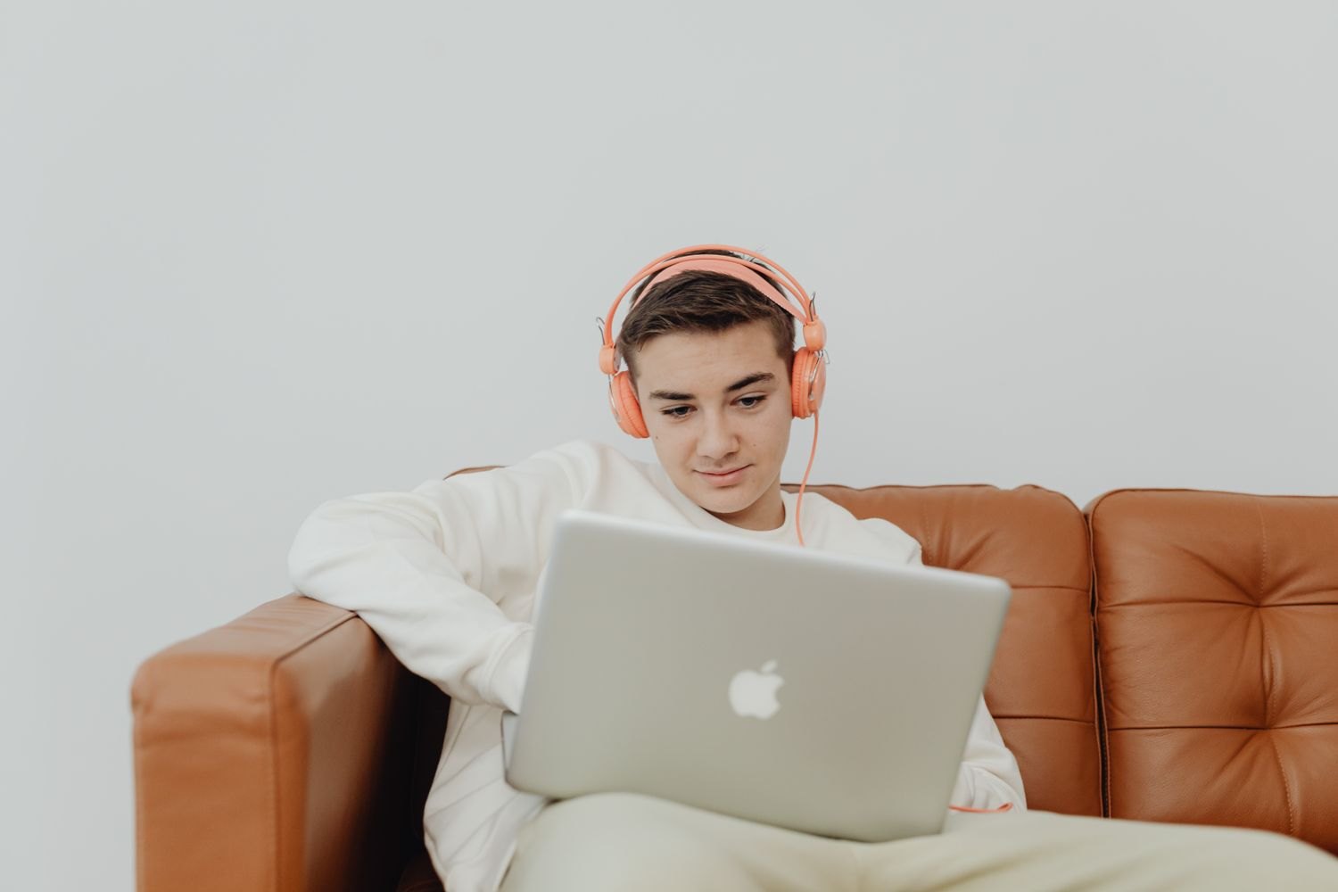 Laptop und Kopfhörer als Geräte zum Verwalten und Hören digitaler Musik.