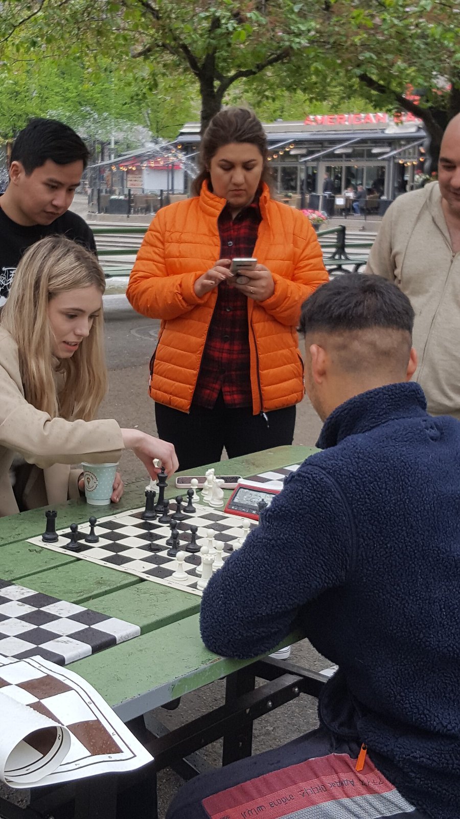 Zwei Personen bei einer Schachpartie.