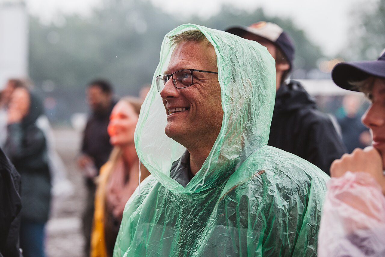 Festivalbesucher mit einem Regenponcho.