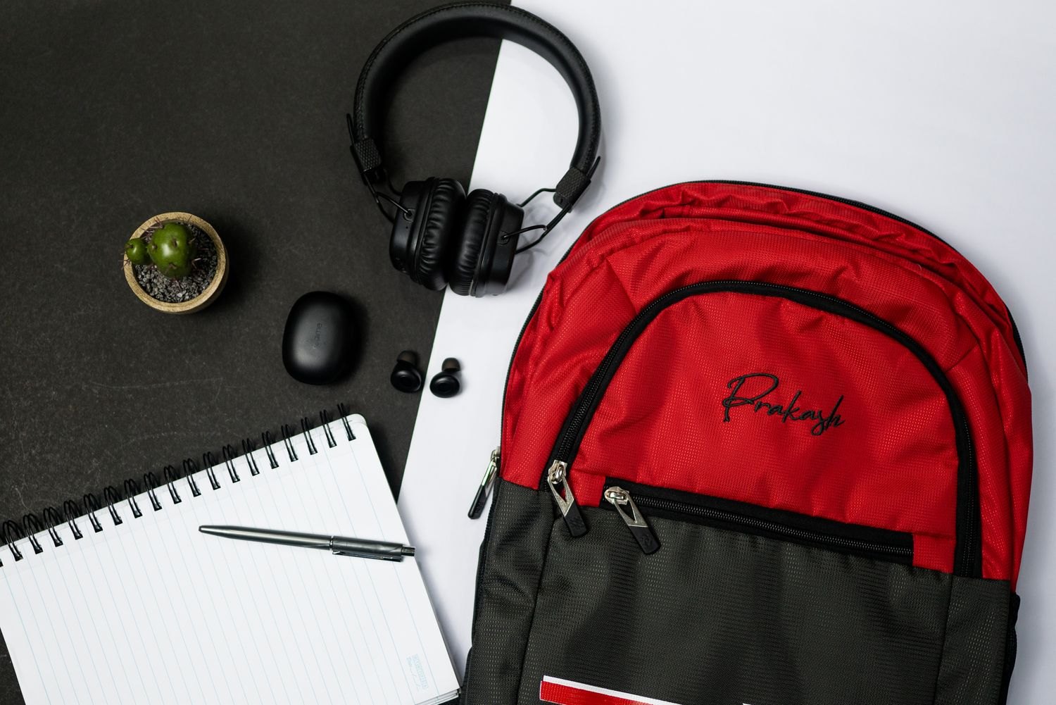 Rucksack, Kopfhörer und Notizbuch vor dem Einpacken.